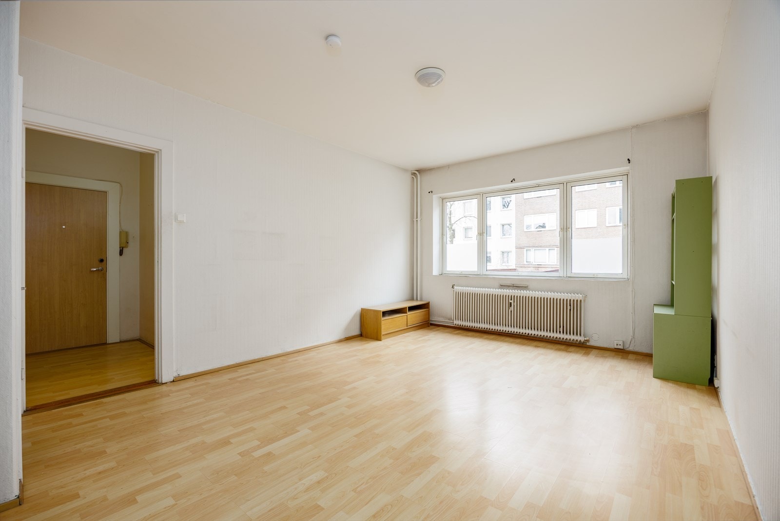 Velkommen til Dælenenggata 12A! Lys stue med store vindusflater, radiator under vindu og plass til flere møbleringssoner. Foto: Truls Myklevik Galleribilde