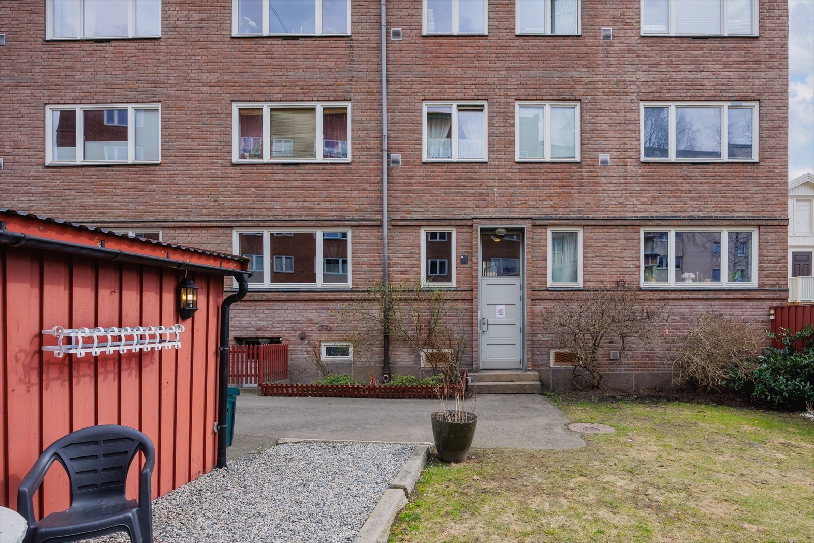 Uteareal og inngangsparti ved boligen Galleribilde