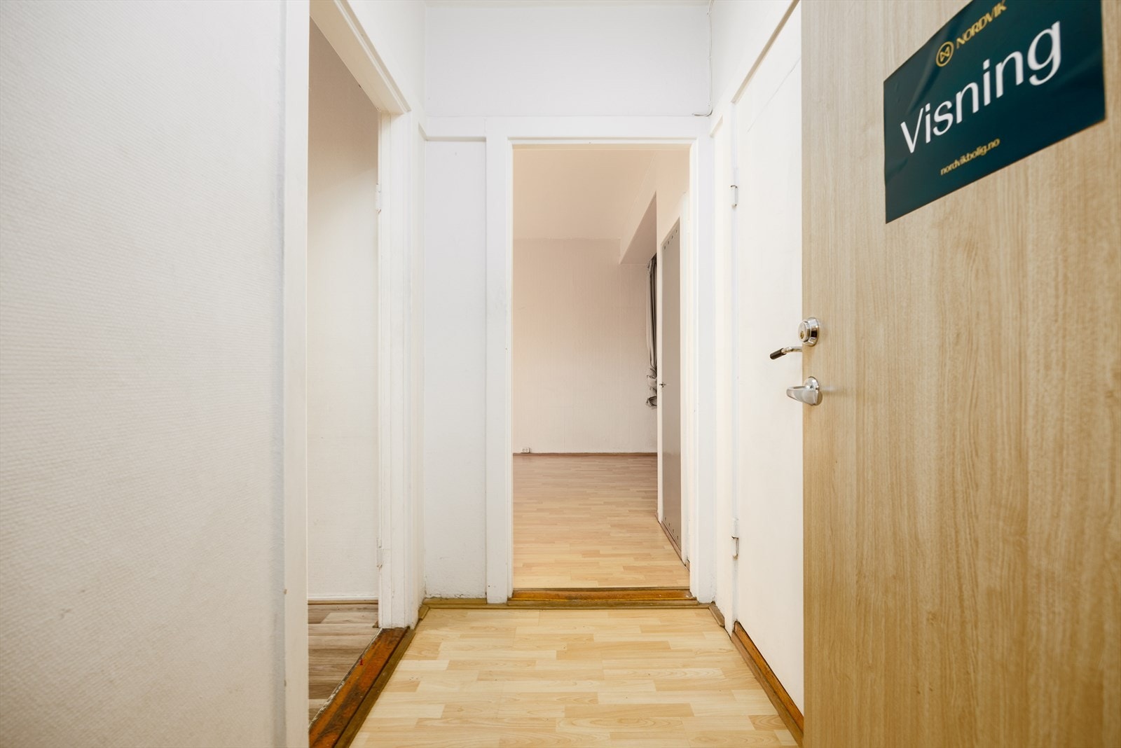 Entré/gang med plass til garderobeløsning og videre adkomst til leilighetens rom Galleribilde