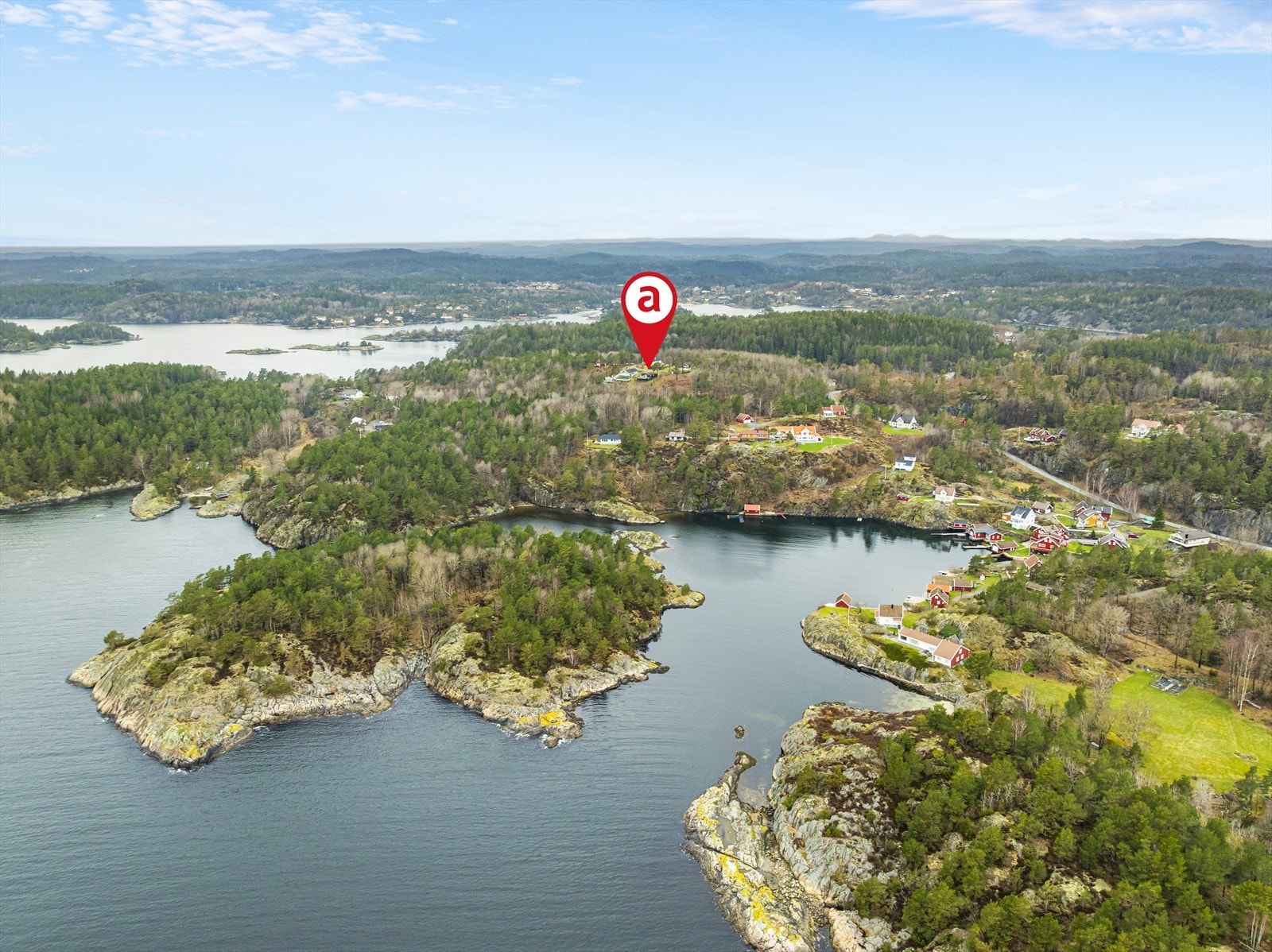 Hytta har en naturskjønn beliggenhet med flott utsikt over omkringliggende landskap og vann. Galleribilde