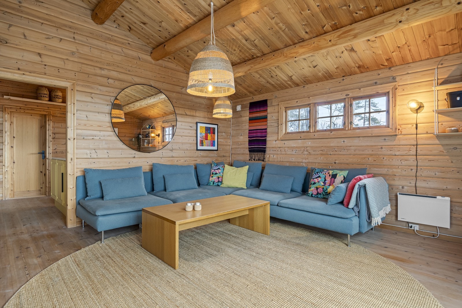 Stuen har plass til en stor sofagruppe, som gir gode muligheter for avslapning. Galleribilde