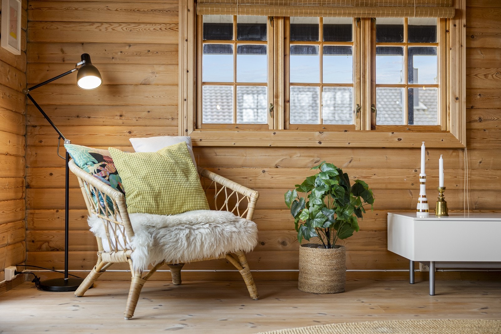Et hyggelig hjørne i stuen med plass til en lesestol og dekorative detaljer. Galleribilde