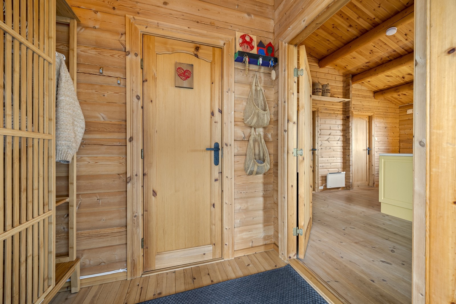 Fra entréen er det adkomst til øvrige rom i boligen, med en praktisk planløsning. Galleribilde