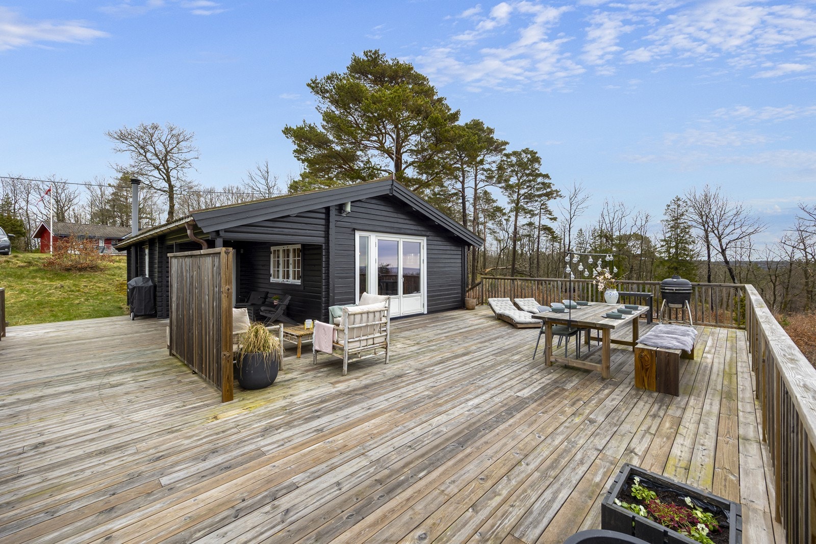Hyttens terrasse tilbyr en romslig flate med utsikt over nærliggende natur. Galleribilde