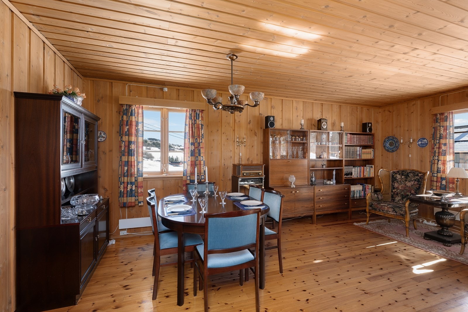 Spisestuen er en naturlig del av stuen, med god plass for sosiale sammenkomster. Galleribilde