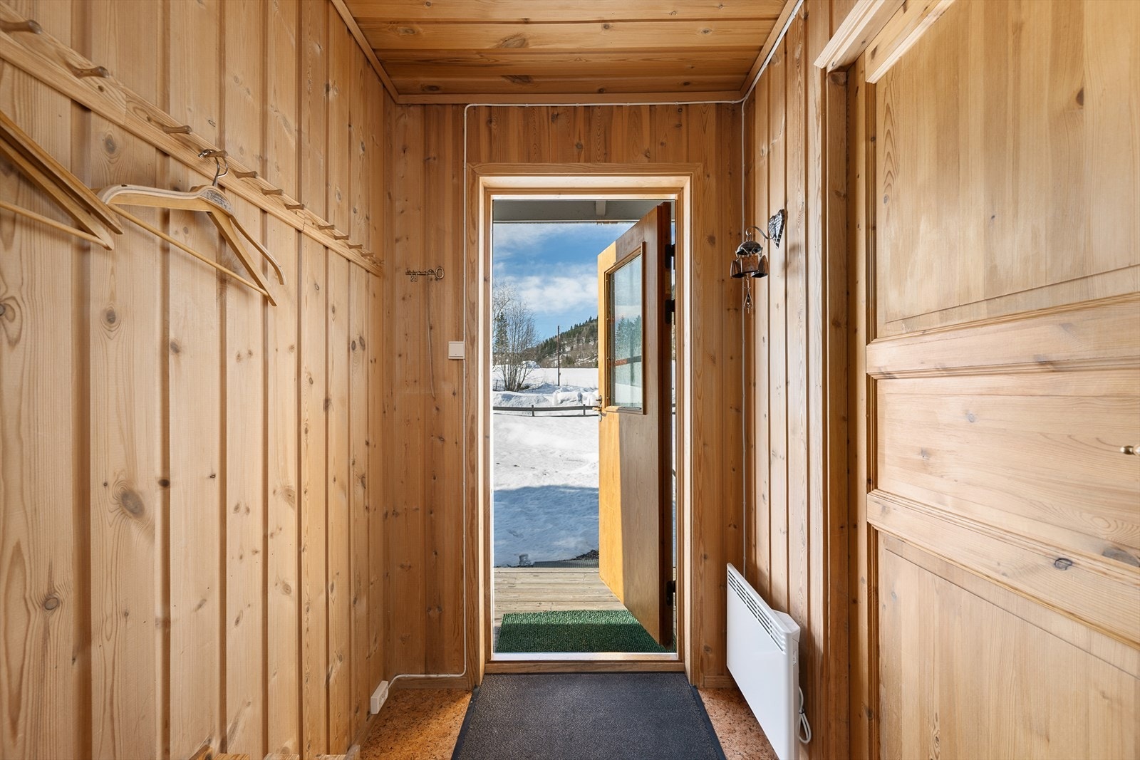 Entréen ønsker velkommen inn i boligen og har direkte tilknytning til gang og vaskerom. Ytterdøren er i tre med 2-lags isolerglass. Galleribilde