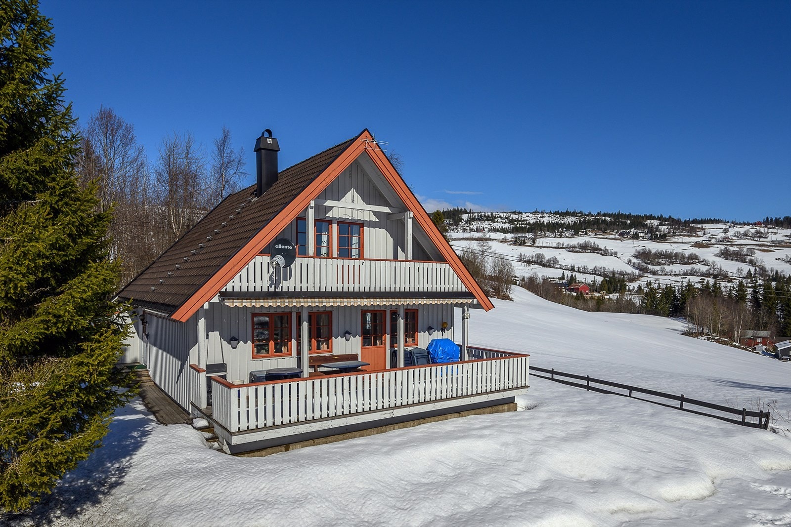 Boligen har en sørvendt terrasse i første etasje og en balkong i andre, begge i treverk. Taket er tekket med betongtakstein og takrenner er skiftet i nyere tid. Galleribilde