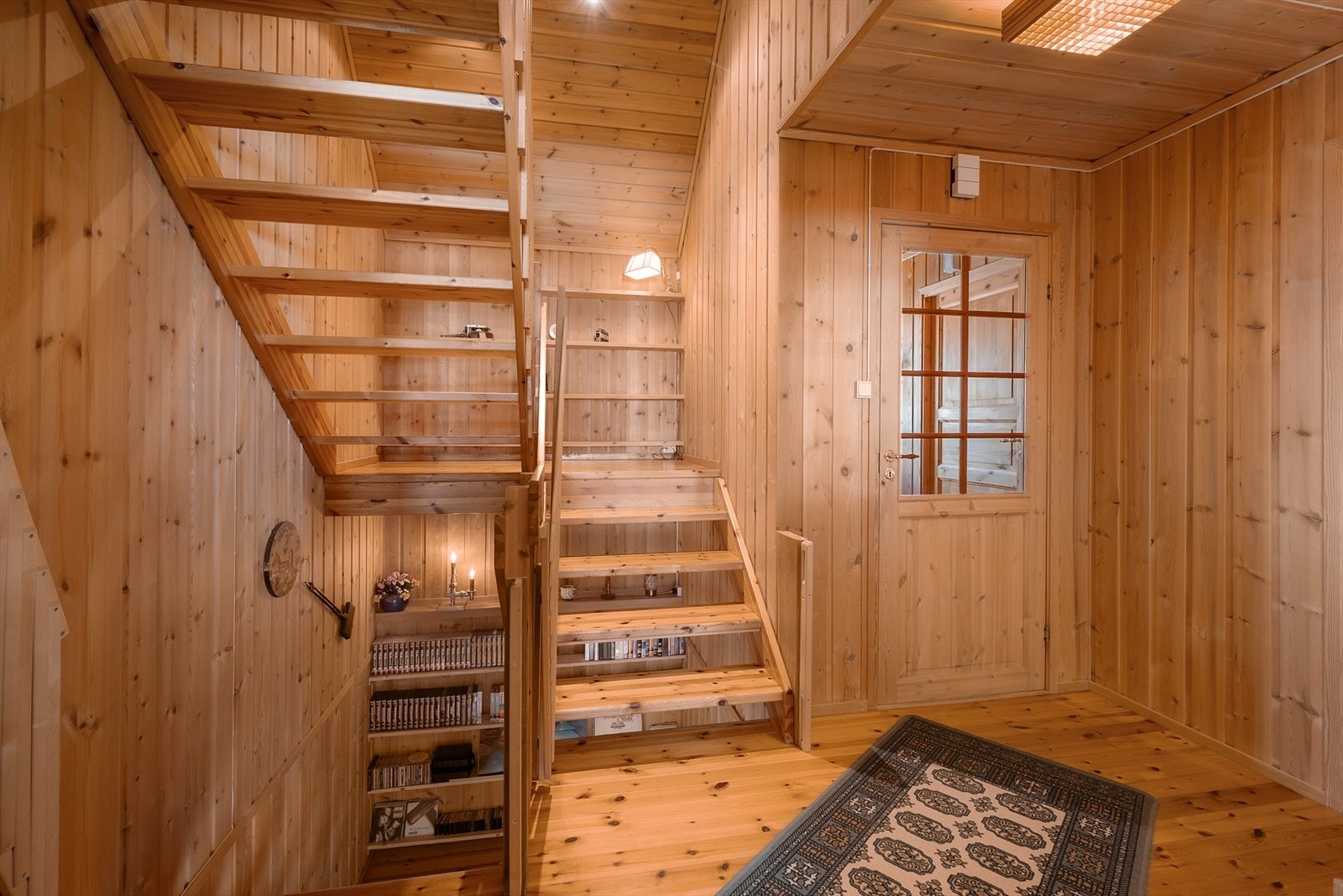 Tretrappen binder etasjene sammen. Gangen i andre etasje leder til soverommene og badet. Galleribilde