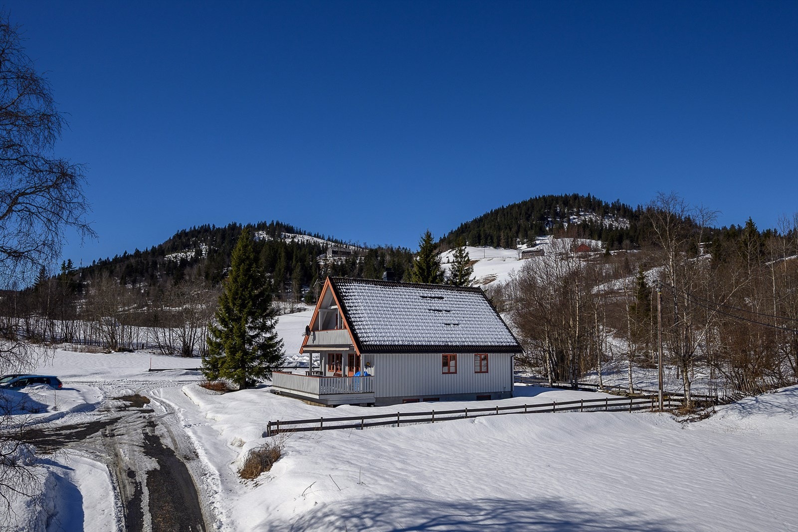 Eiendommen ligger på en flat/skrånende tomt med gode muligheter for uteaktiviteter. Galleribilde