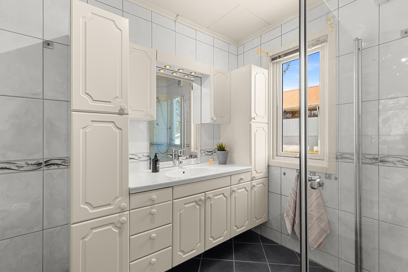 Badet er på hele 6,5 m² og har flislagt gulv og vegger. Galleribilde