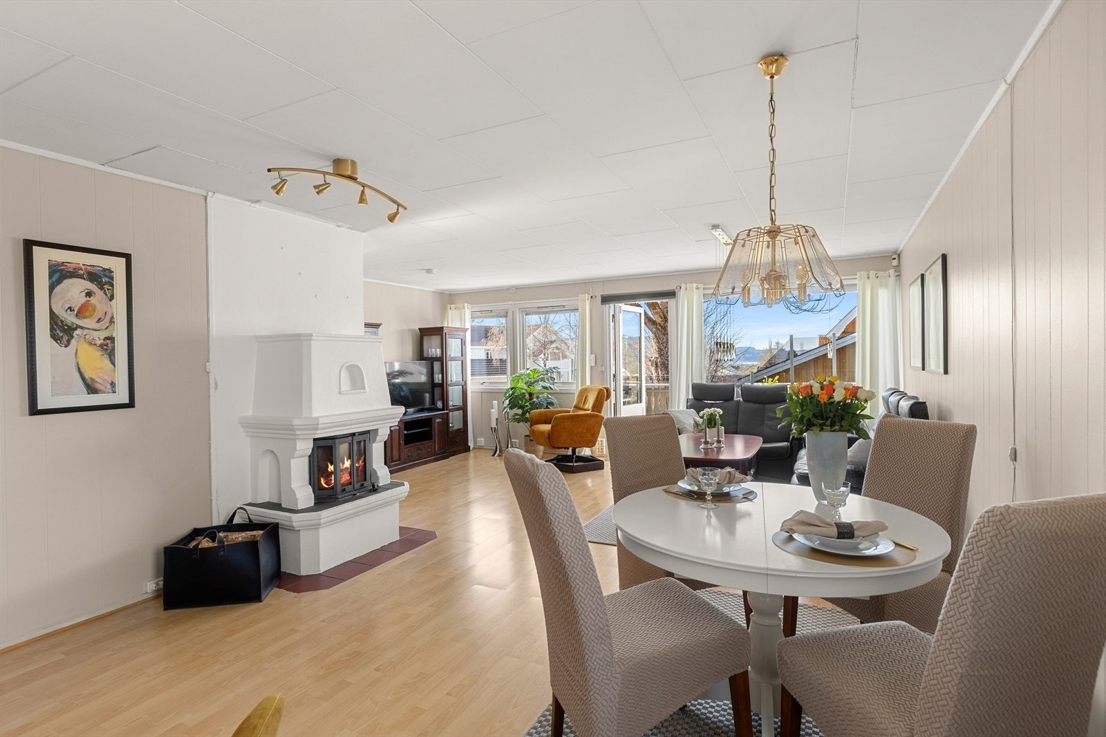 Boligen byr på en romslig, åpen stueløsning på hele 35,5 m². Galleribilde