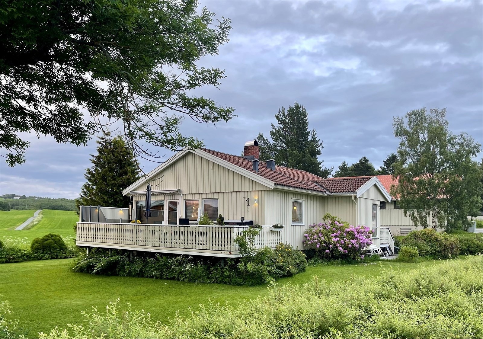 Selgers eget bilde av boligen på sommeren. Galleribilde