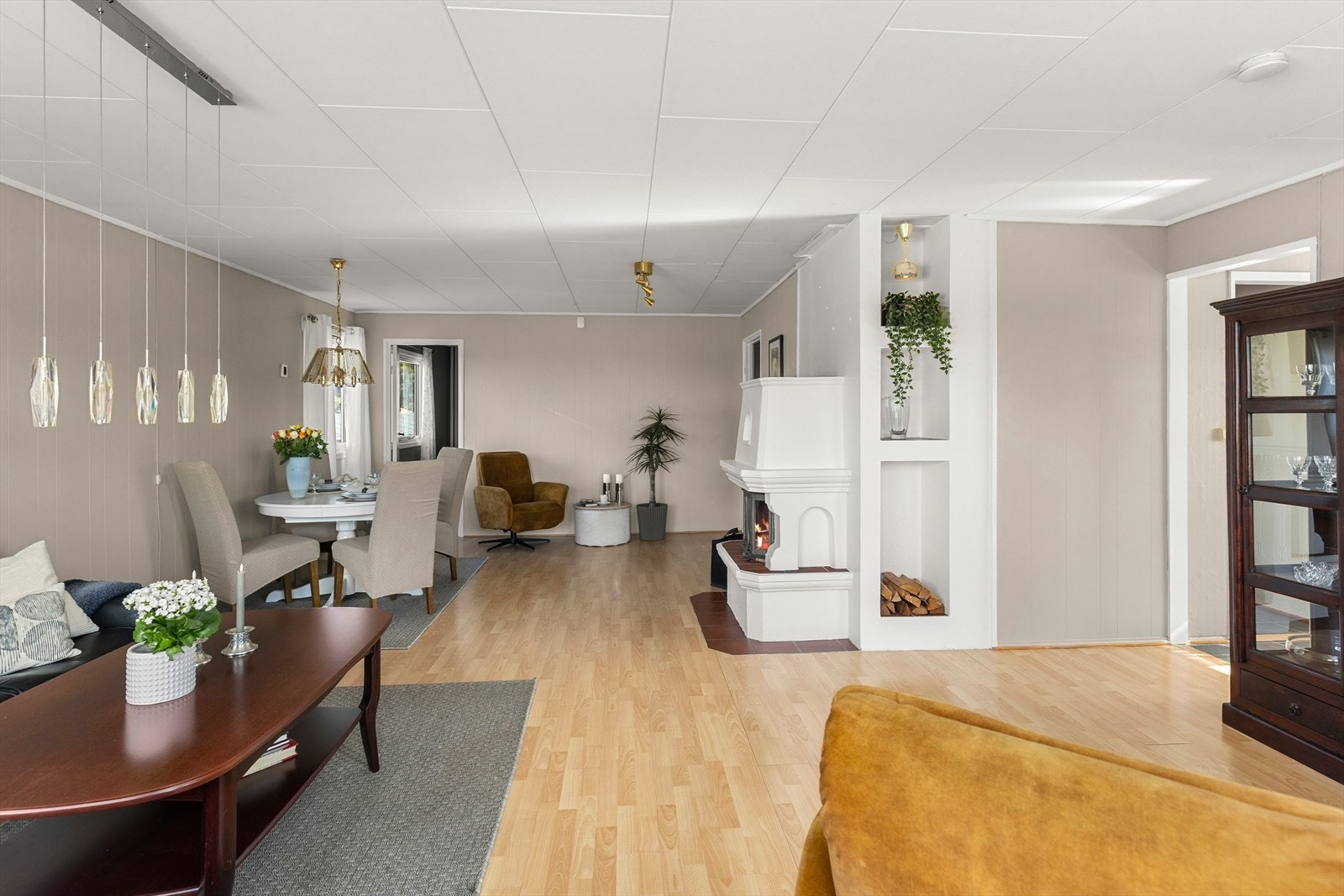 Den romslige stuen byr på fleksible møbleringsmuligheter. Galleribilde