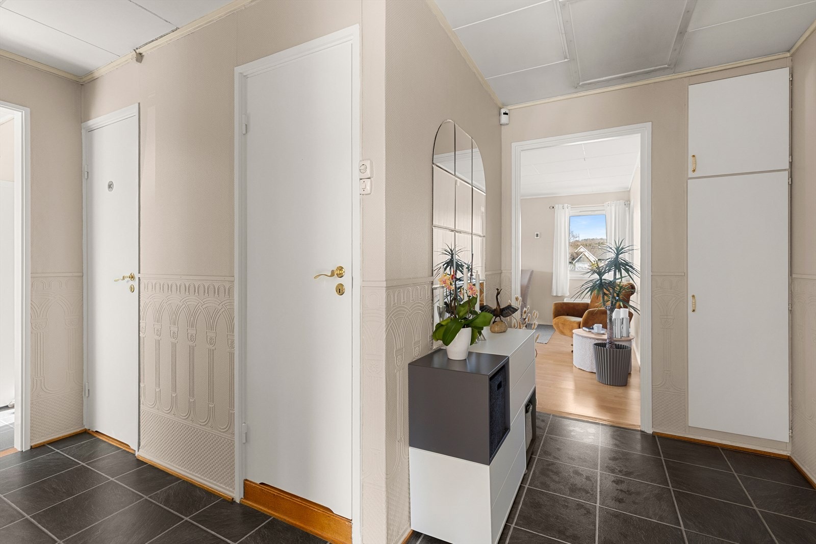 Fra gangen har man også tilgang til boligens bad og separate vaskerom. Galleribilde