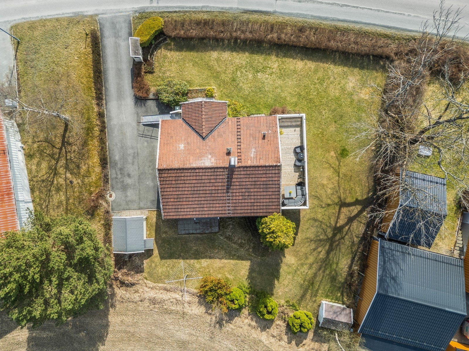 Eiendommen har en romslig tomt på 869 m² med stort potensial. Galleribilde