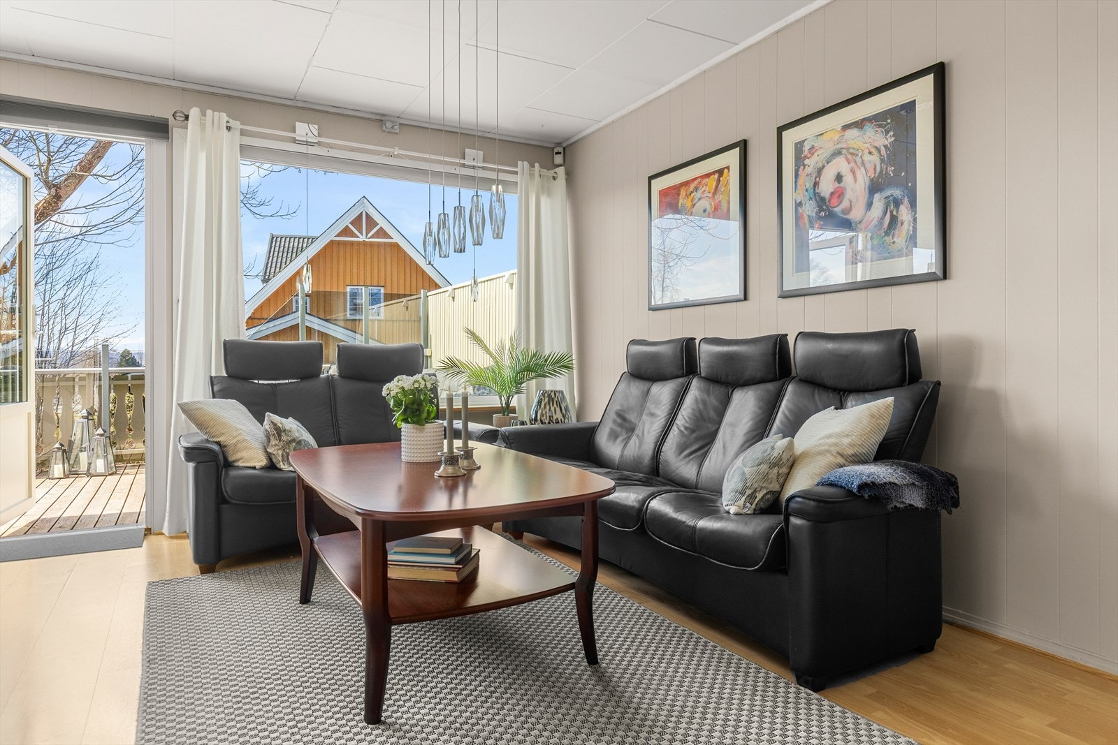 Fra terrassen har man direkte adkomst til boligens stue. Galleribilde