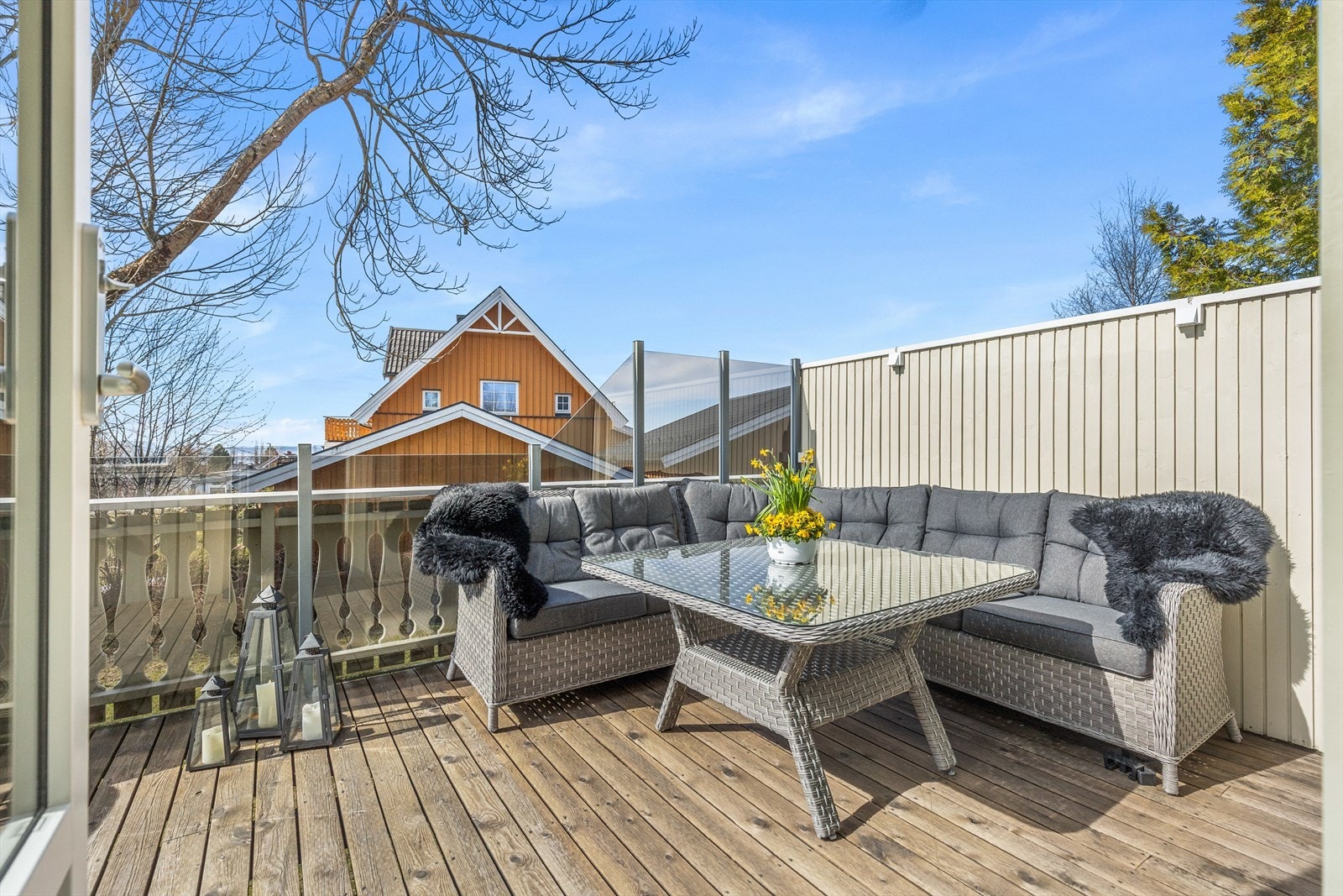 Terrassen er i tillegg utstyrt med en praktisk markise. Galleribilde