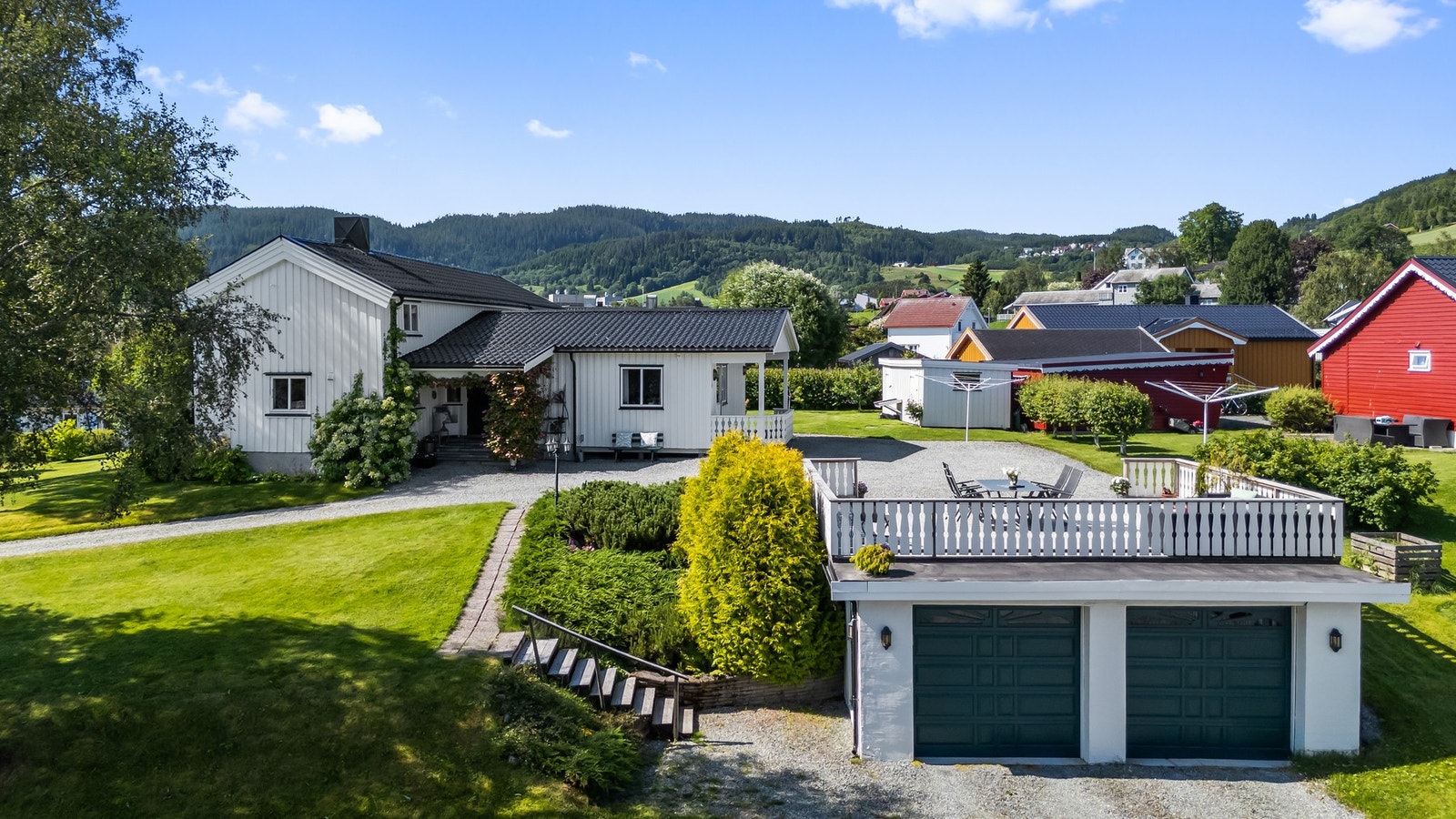 Eiendommen har en frittstående dobbelgarasje med stor terrasse på taket.
Elbillader befinner seg i garasjen Galleribilde