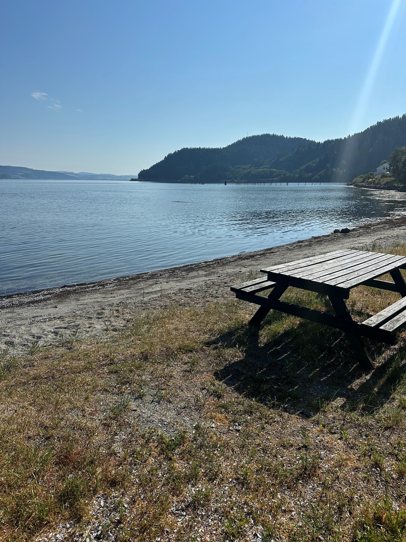 Selgers egne bilder.
Rett nedenfor eiendommen har du en fin badeplass hvor du og familien kan hygge dere på varme sommerdager. Galleribilde