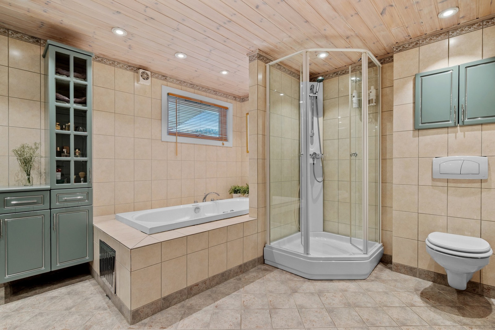 Badet er av god størrelse, innredet med både dusjkabinett og innfliset badekar. Galleribilde
