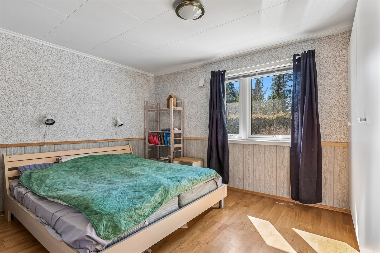 Hovedsoverommet har god plass til dobbeltseng og garderobeløsning. Også her er det vannbåren gulvvarme. Galleribilde