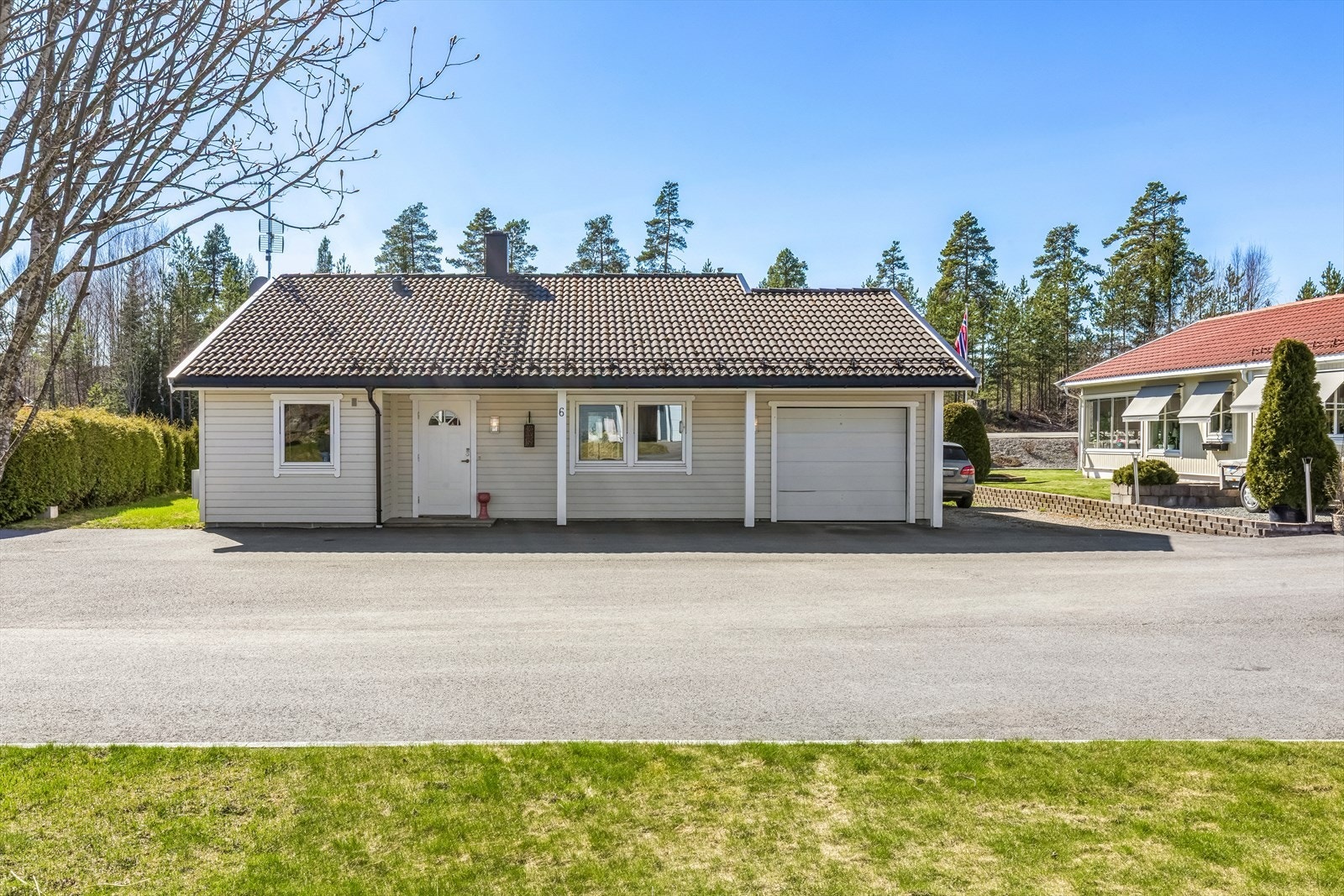 Eiendommen ligger i et rolig, veletablert og sentrumsnært område. Galleribilde