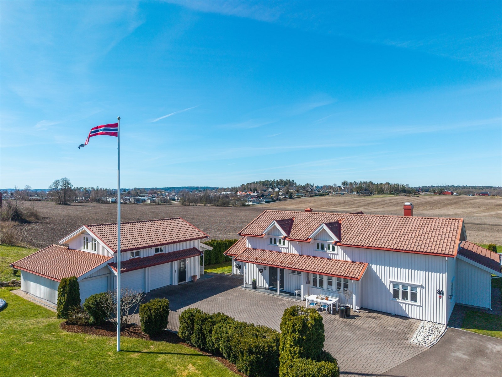 Eiendommen er oppført i 2003 og fremstår som meget velholdt. Galleribilde