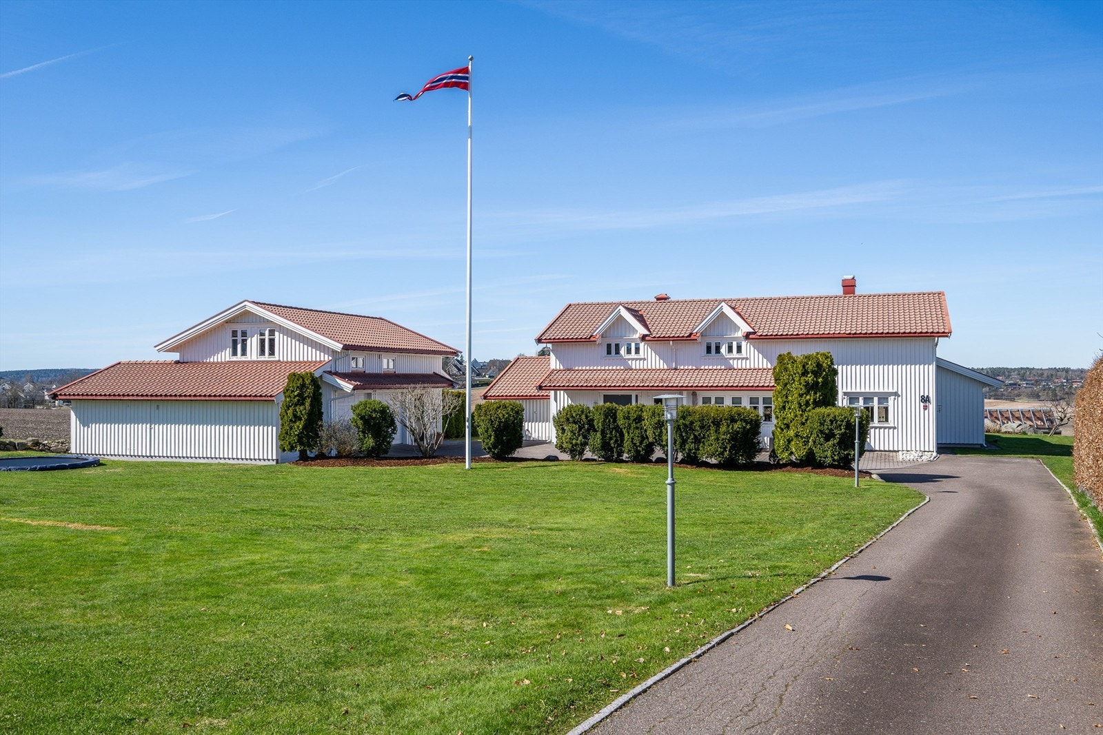 Eiendommen er unik med to store garasjebygg på totalt 222 m², som gir rikelig med plass for biler, hobby, lagring og hjemmekontor. Galleribilde