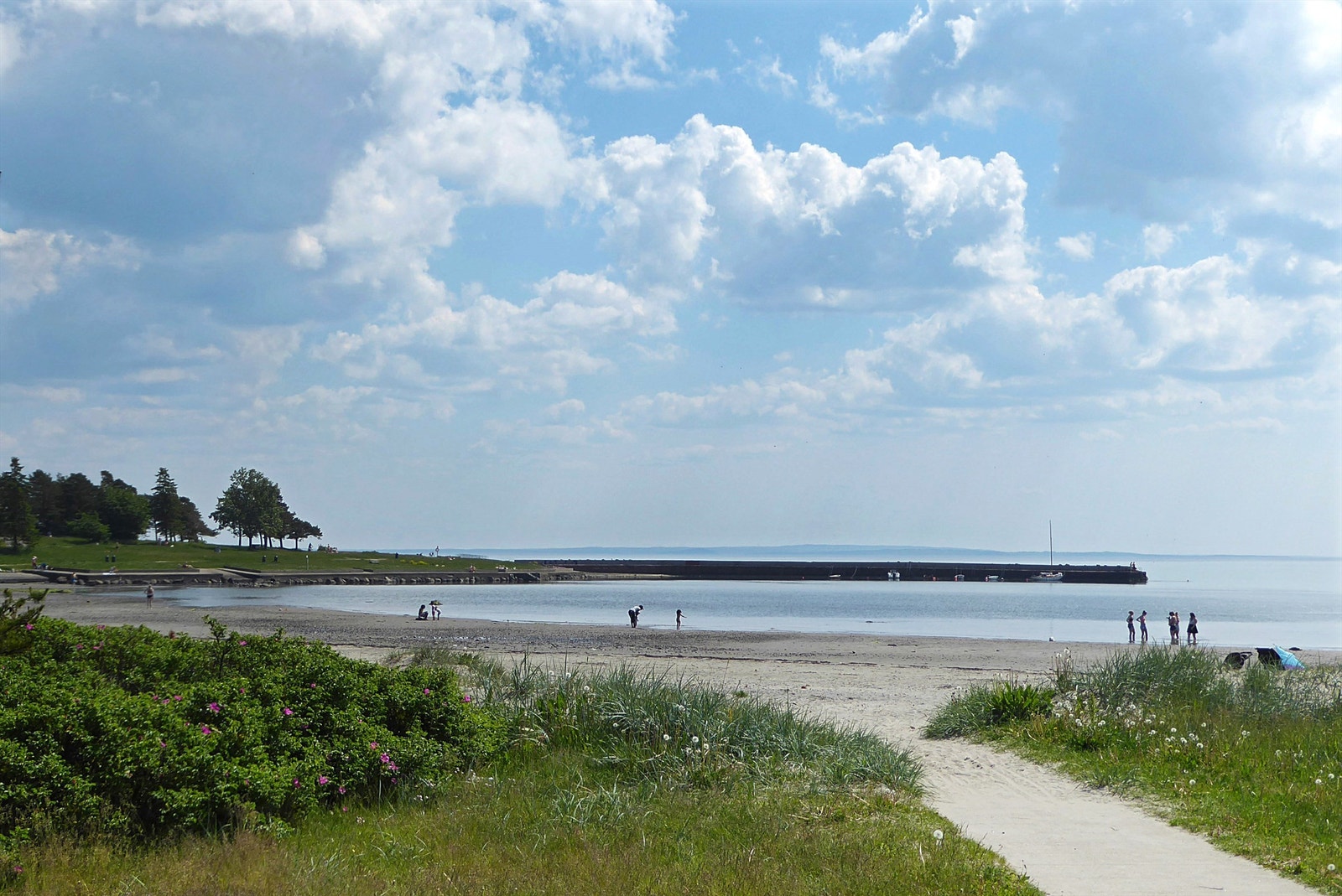 Det er kort vei til flere flotte strender og badeplasser. Galleribilde