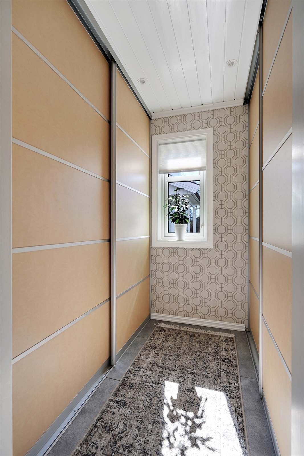 Praktisk garderoberom i tilknytning til hallen, med rikelig med oppbevaringsplass. Galleribilde