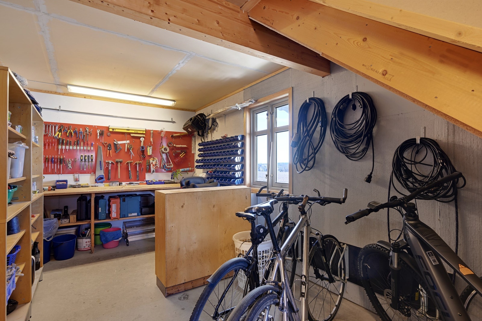 Den ene garasjen har et praktisk verksted med god lagringsplass. Galleribilde