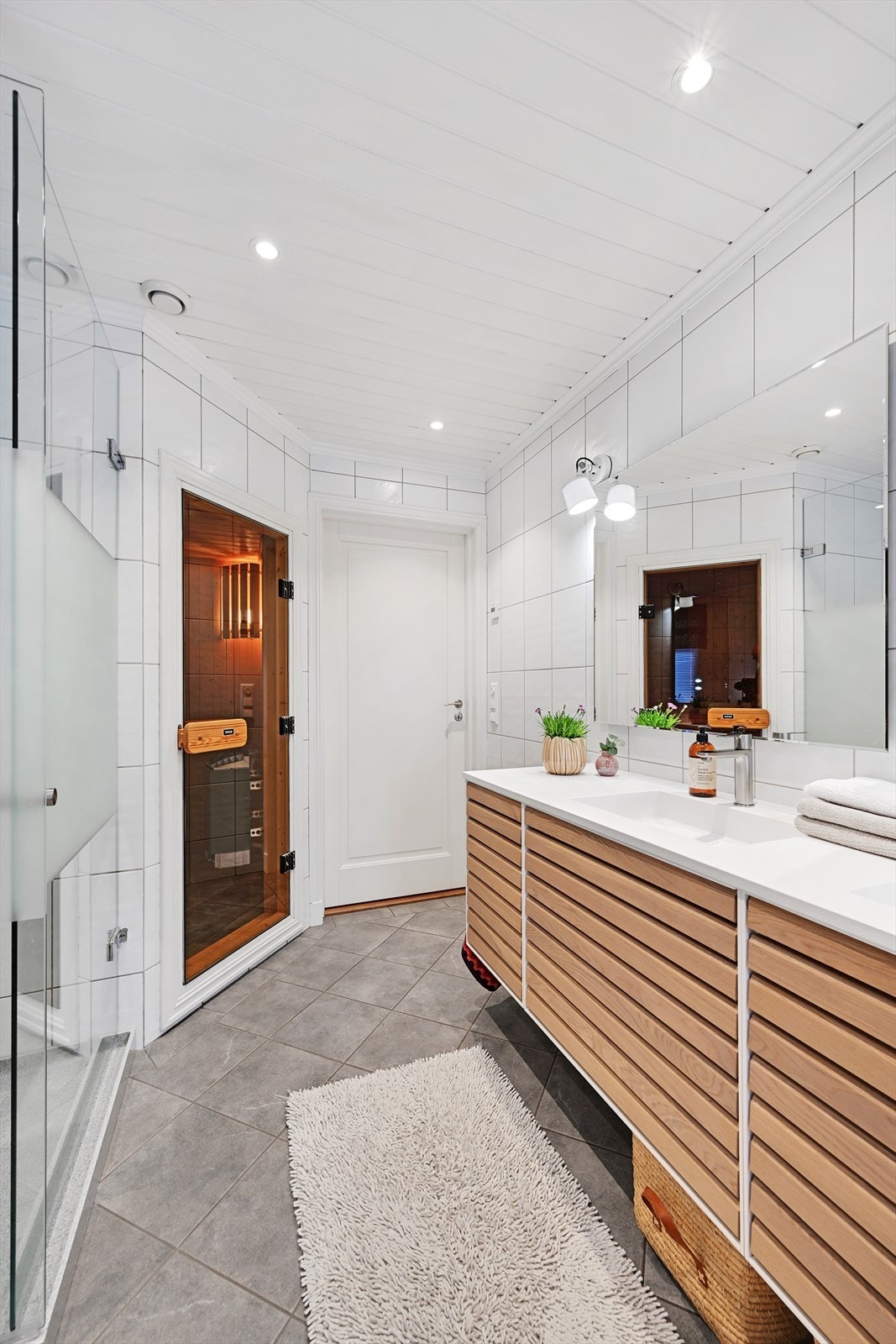 Badet er helfliset og har balansert ventilasjon. Herfra er det også inngang til badstuen. Galleribilde