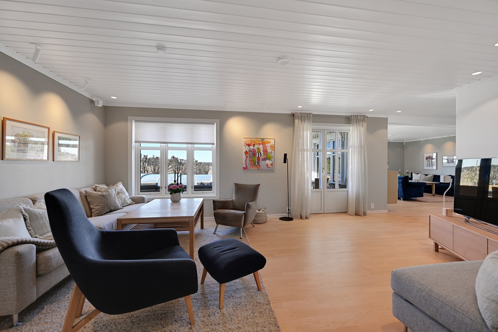Fra stuen er det direkte utgang til den vestvendte markterrassen via doble balkongdører. Galleribilde