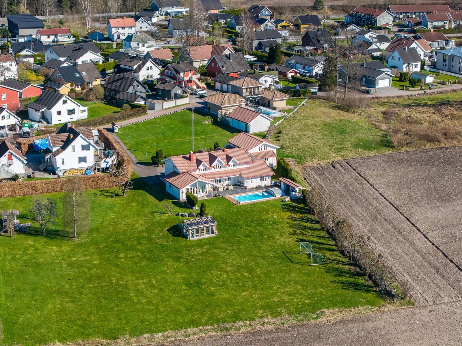 Eiendommen ligger fritt og usjenert til. Galleribilde