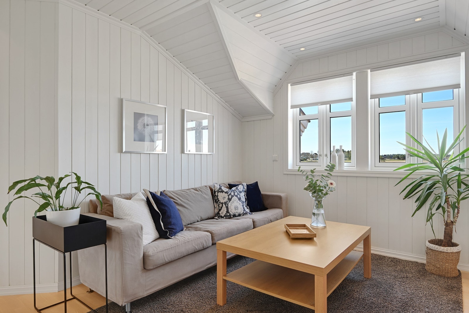 Loftstuen har panel på vegger og i tak, noe som gir en lun og hyggelig atmosfære. Galleribilde