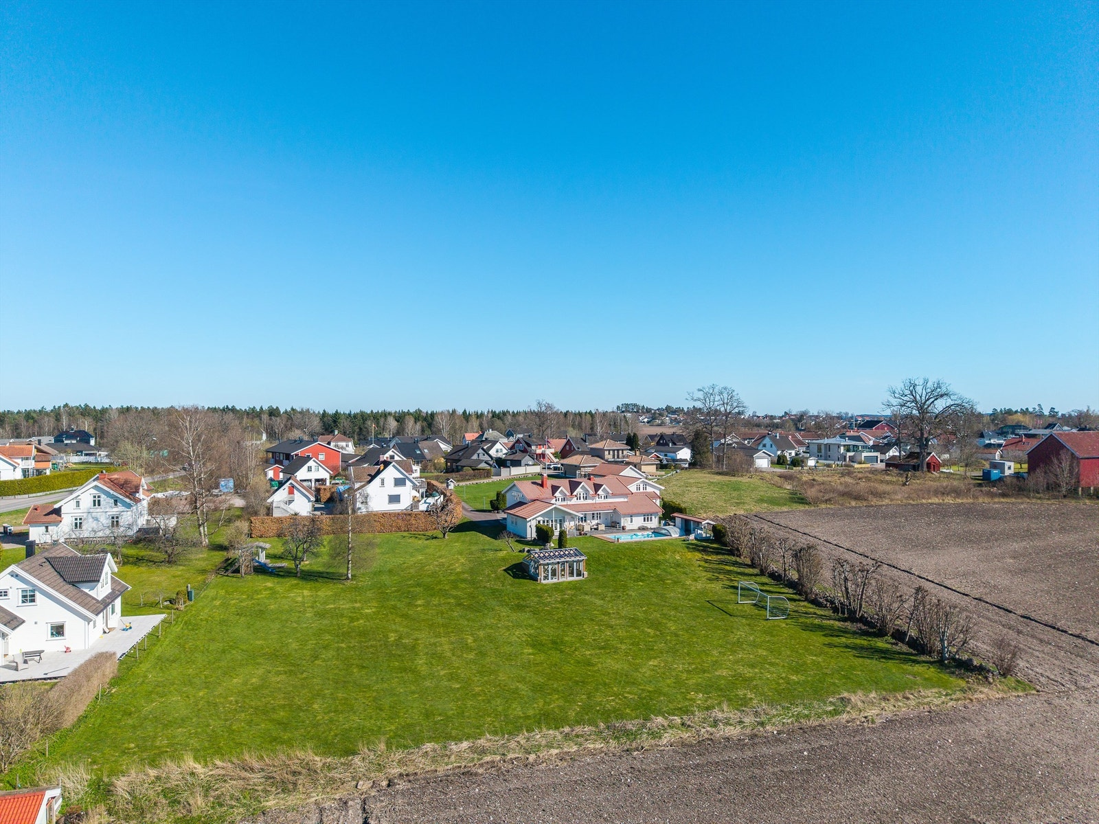 Landlig og fredelig beliggenhet med kort vei til byen. Galleribilde
