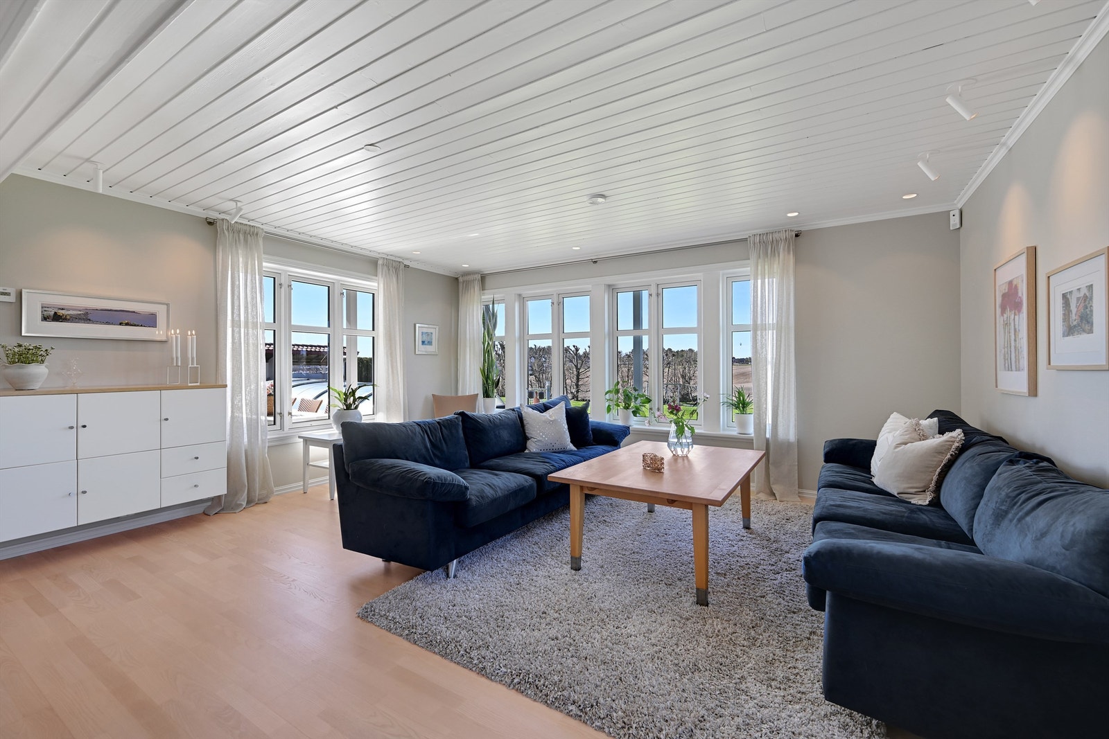 Store vinduer gir rikelig med lys og utsikt mot hagen og de omkringliggende jordene. Galleribilde