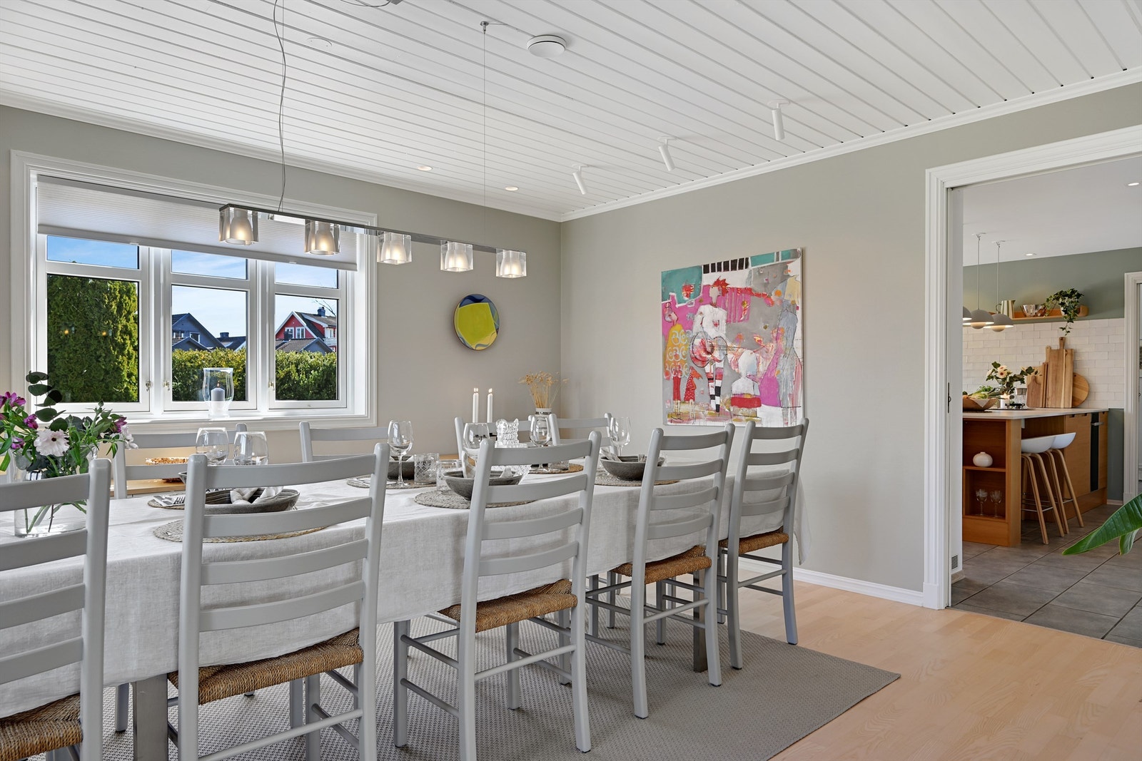 Spisestuen har god plass til langbord for store selskaper. Galleribilde