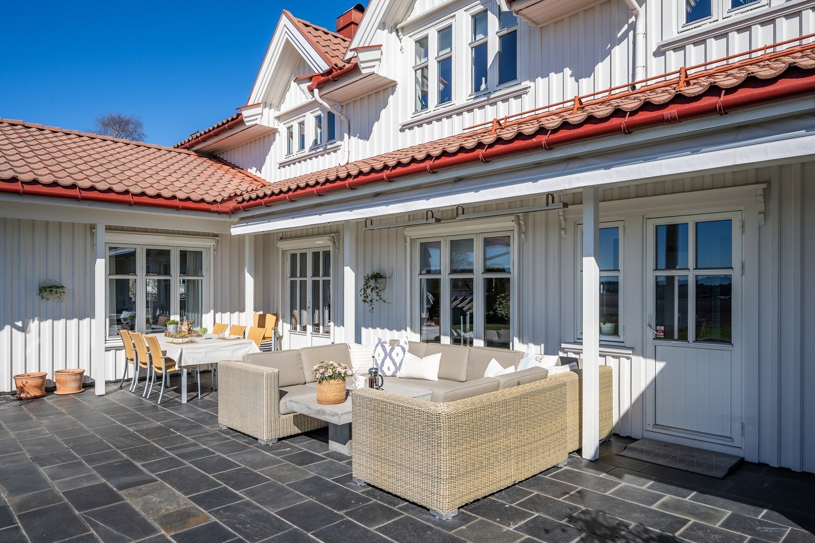 Den overbygde terrassen fungerer som en forlengelse av stuen, med god plass til både spise- og sofagruppe. Galleribilde