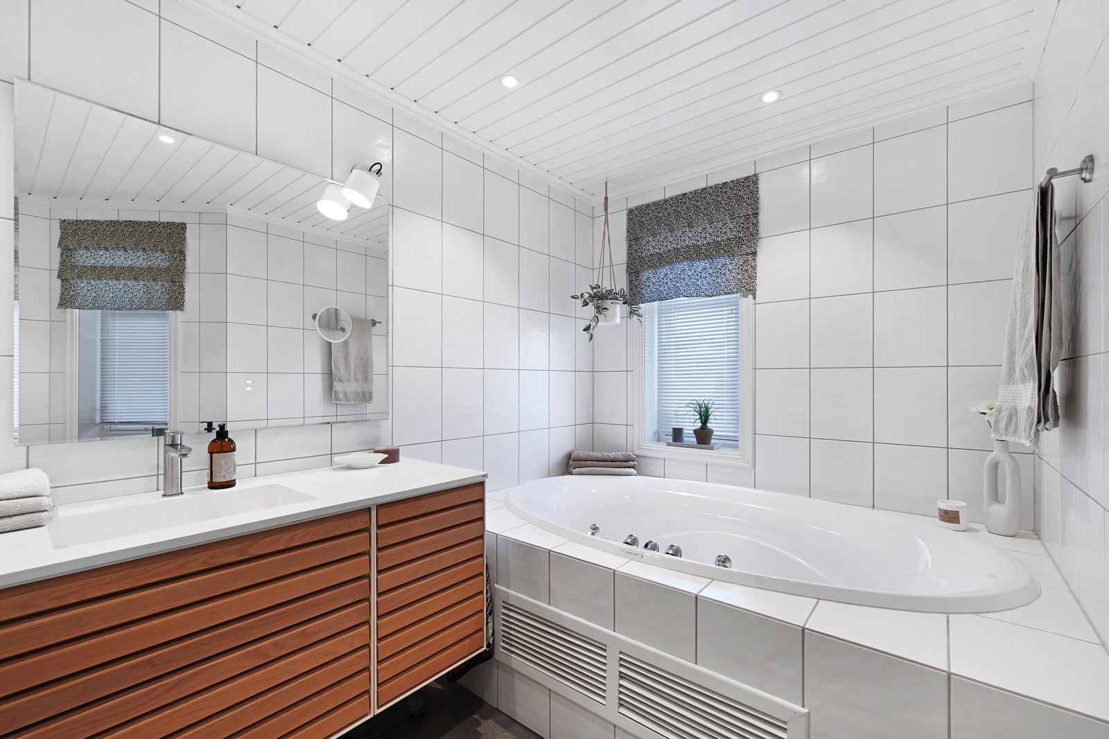 Det innflisede badekaret er perfekt for avslapning. Galleribilde