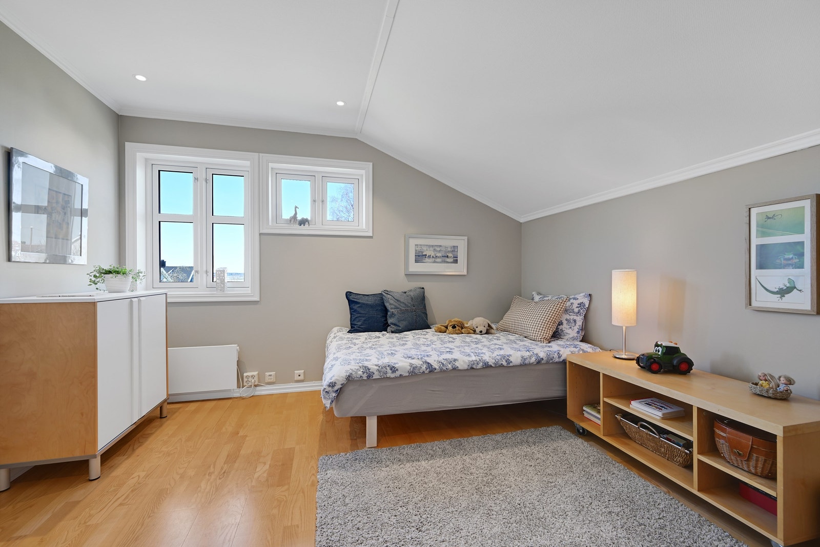 Soverom med god plass til seng og oppbevaring. Galleribilde