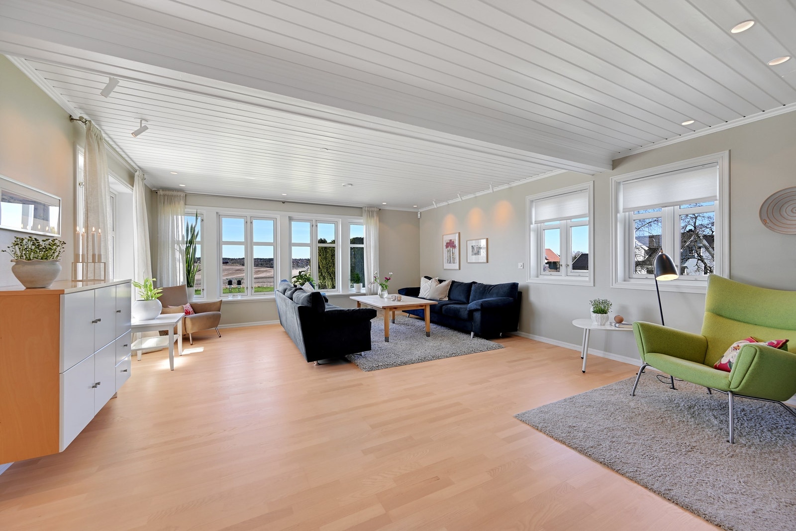 Stuen er romslig med plass til flere soner, og har parkett på gulv og malte panel i tak. Galleribilde
