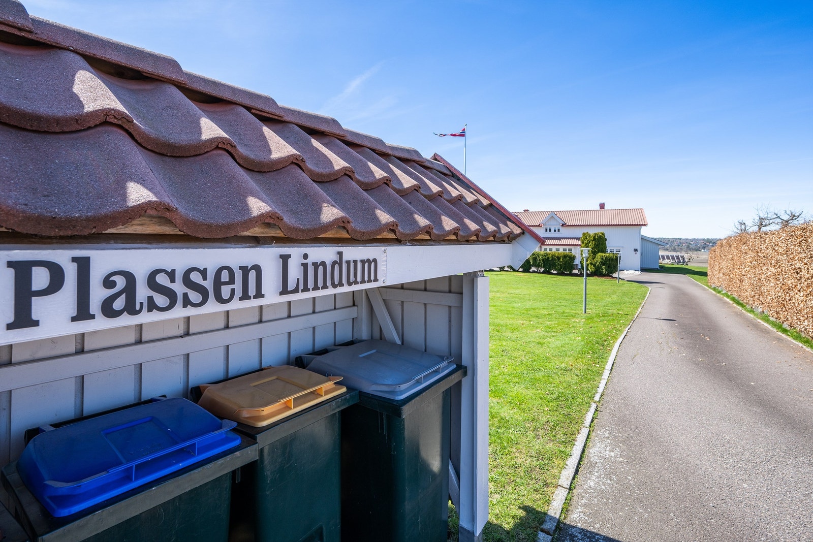 Eiendommen har en pent opparbeidet og asfaltert adkomstvei. Galleribilde