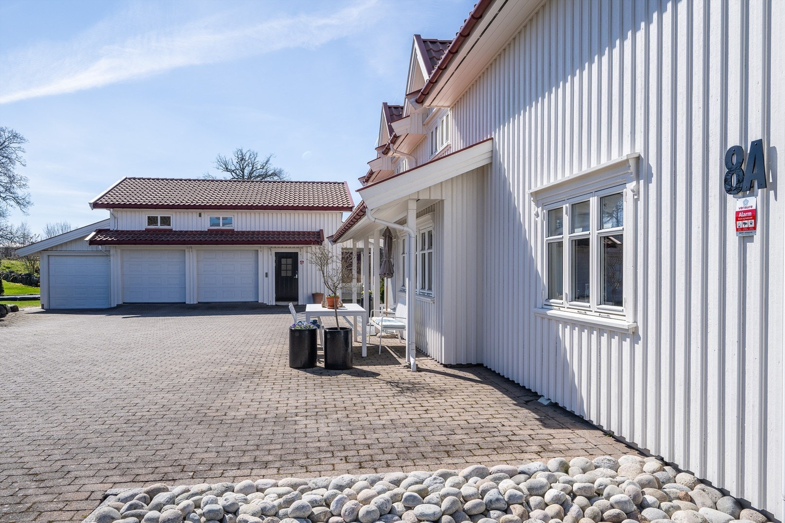 Gårdsplassen er romslig med god plass til parkering for flere biler. Galleribilde