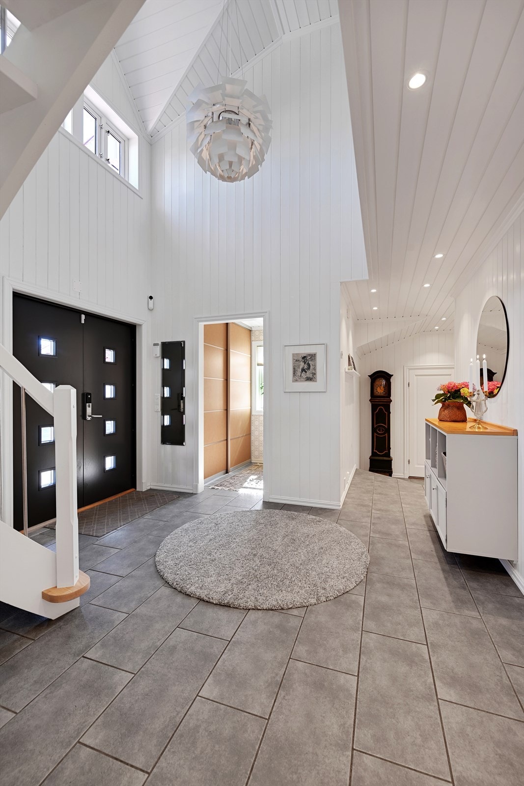 Hallen har flislagt gulv med vannbåren varme, som er gjennomgående for hele etasjen. Galleribilde