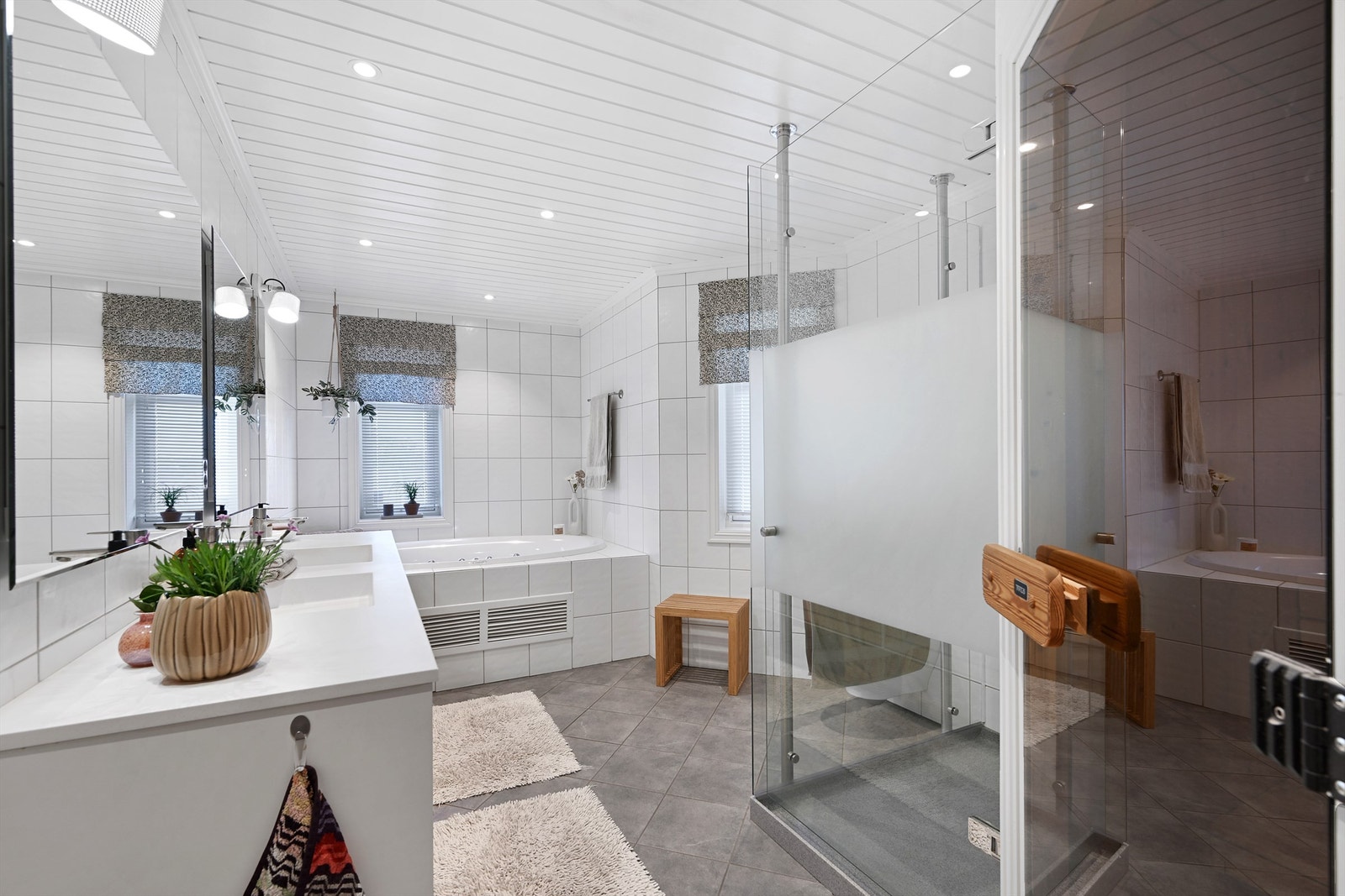 Et romslig og komplett bad med både dusj, badekar og badstue. Galleribilde