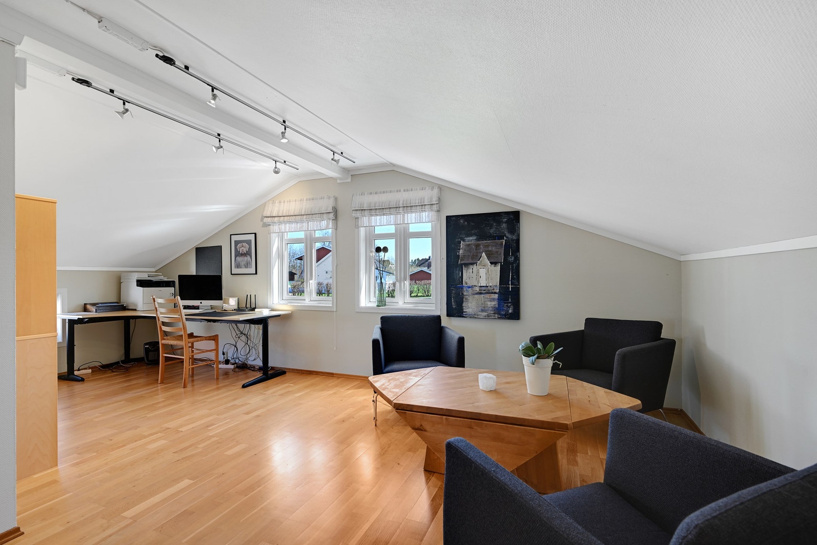 Loftsetasjen i den store garasjen er isolert og innredet, og har tidligere vært benyttet som kontor. (Ikke godkjent til varig opphold). Galleribilde