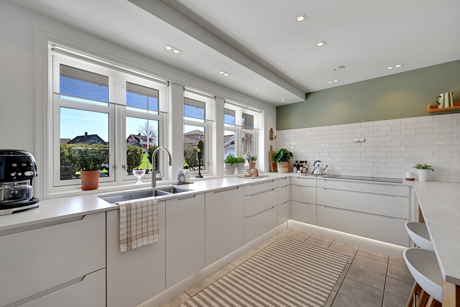 Innredningen har glatte fronter og en solid benkeplate i Dekton. Galleribilde