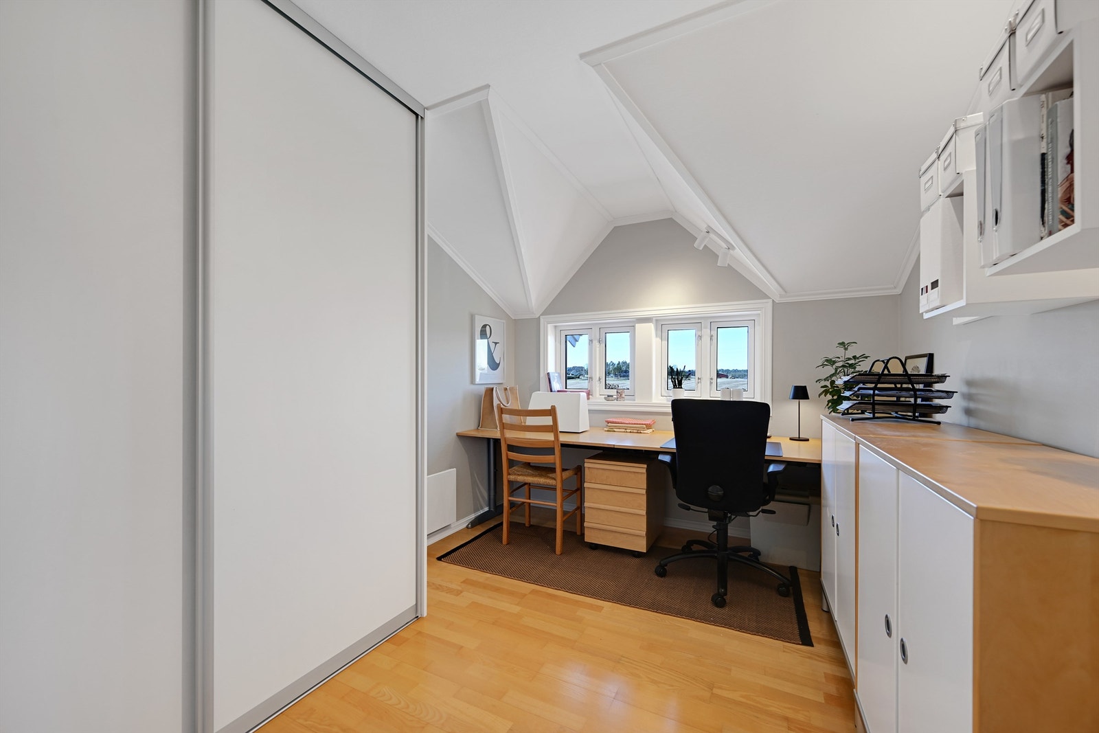 Et av rommene i andre etasje er innredet som kontor, med plassbygd skrivepult og skyvedørsgarderobe. Galleribilde