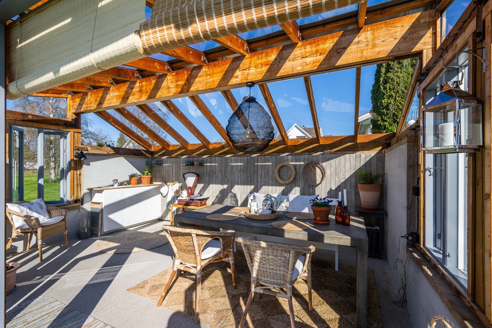 Et perfekt sted for å forlenge sommersesongen, med utsikt over hagen og jordene. Galleribilde